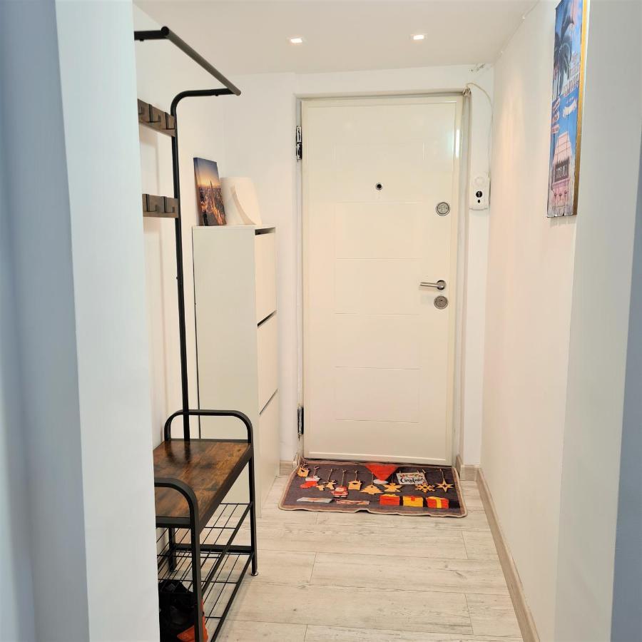 Apartment World *